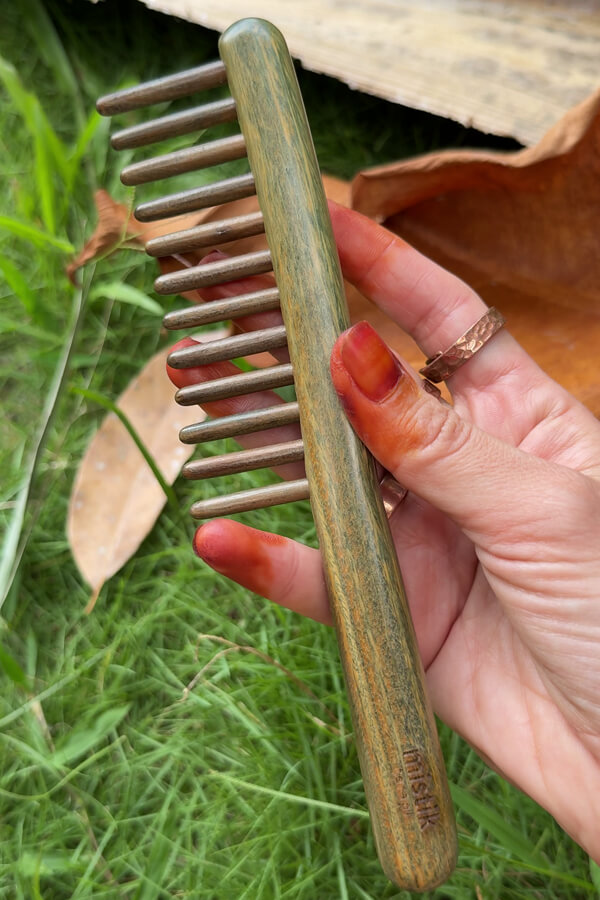 Mistik Sandal Ağacı 12 Dişli Ahşap Tarak – Doğal Meridyen Masajı & Saç Terapisi